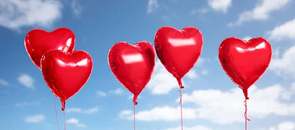 5 шариков гелия в форме сердечка на белом — стоковое фото