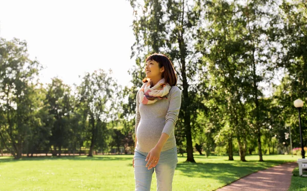 快乐怀孕的亚裔妇女在公园散步 — 图库照片