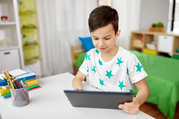 Chłopca z tablet pc i notebooków w domu — Zdjęcie stockowe