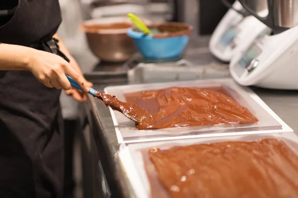 Pâtissier fait dessert au chocolat à la sucrerie — Photo