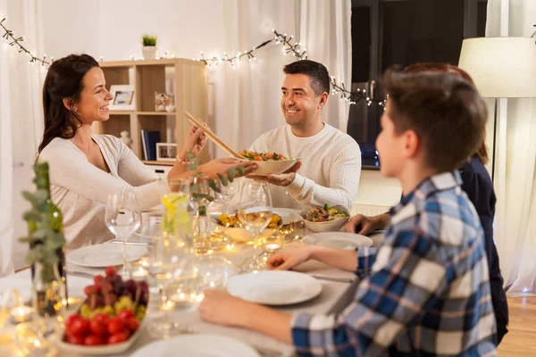 Família feliz jantando em casa — Fotografia de Stock