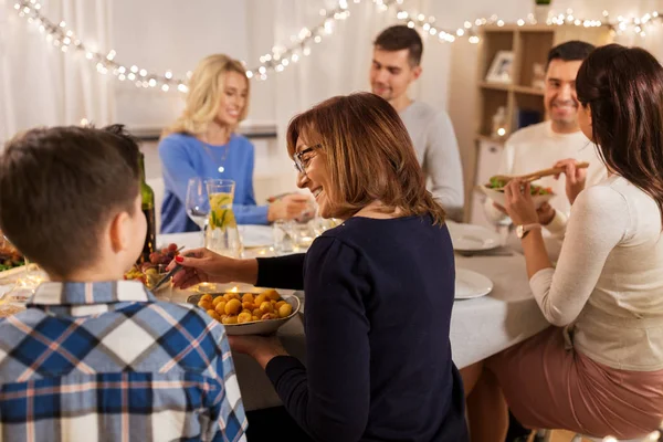 Boldog család vacsora party otthon — Stock Fotó