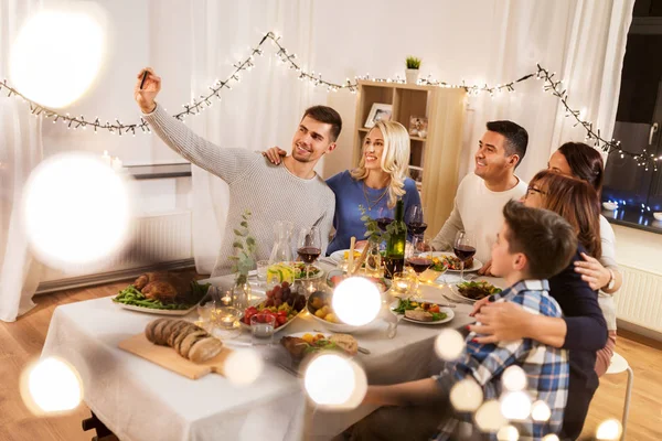 Família que janta e toma selfie — Fotografia de Stock