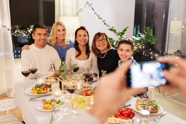 家庭在晚宴上用智能手机拍照 — 图库照片