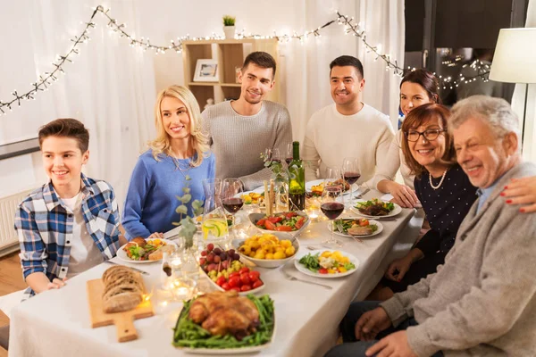 Šťastná rodina s večeří doma — Stock fotografie
