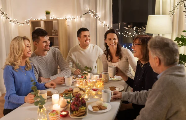 Famiglia felice avendo tea party a casa — Foto Stock