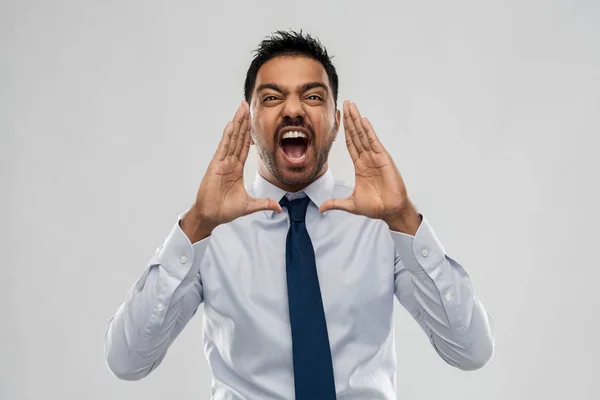 Uomo d'affari indiano urlando sopra grigio — Foto Stock