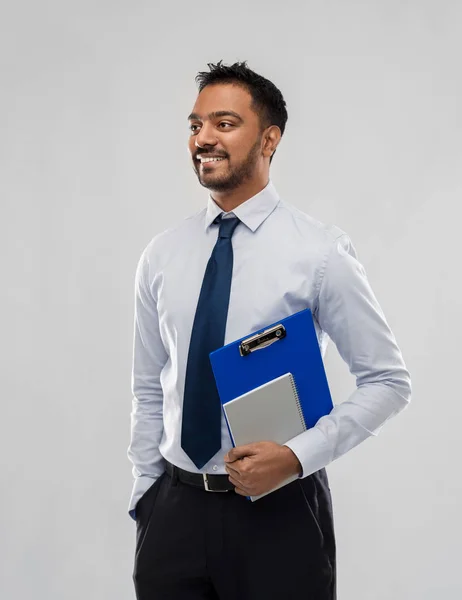 Homme d'affaires indien avec presse-papiers et ordinateur portable — Photo