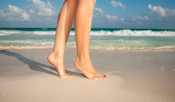 Κοντινό πλάνο γυναίκα πόδια περπατώντας στην αμμουδιά — Φωτογραφία Αρχείου