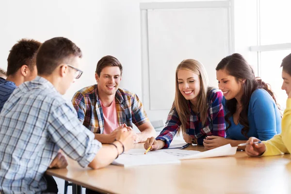 Grupp leende studenter möte på skolan — Stockfoto