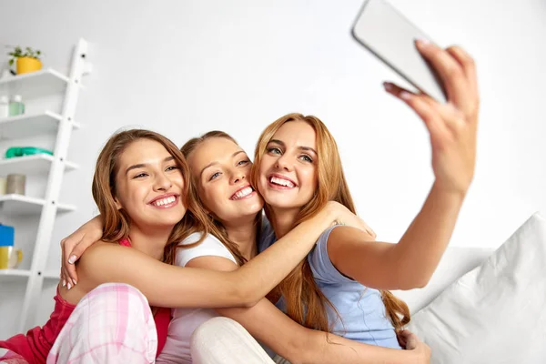 Девочки-подростки делают селфи на смартфоне дома — стоковое фото
