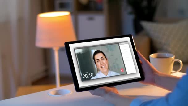 Kvinna ha videosamtal på tablet PC hemma — Stockvideo