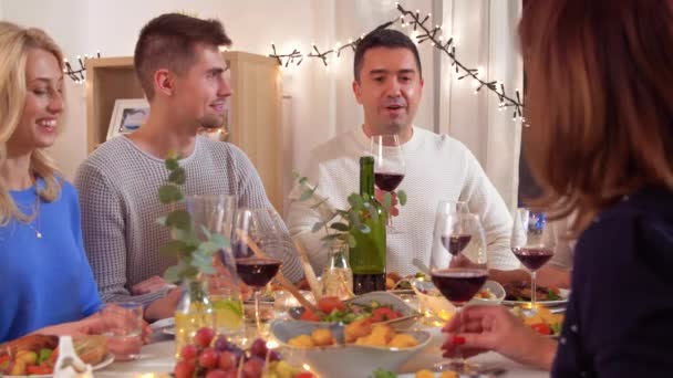 幸せな家族が家で食事会をしていて — ストック動画