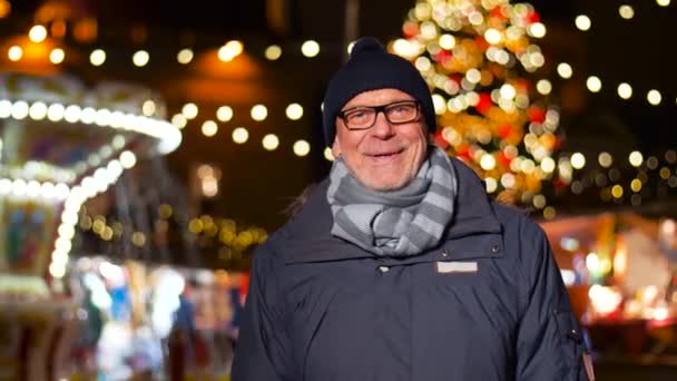 Feliz hombre mayor sonriendo en el mercado de Navidad — Vídeos de Stock