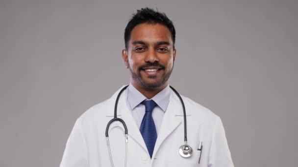 Leende indian manliga läkare med stetoskop — Stockvideo