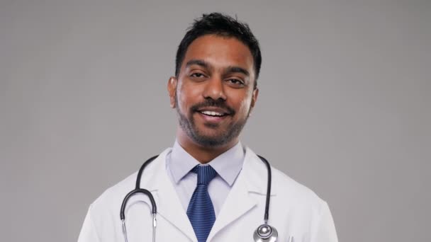 ビデオ会議通話を持つインドの男性医師 — ストック動画