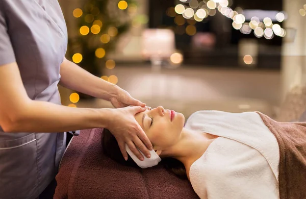 Mujer teniendo masaje facial y de cabeza en el salón de spa —  Fotos de Stock
