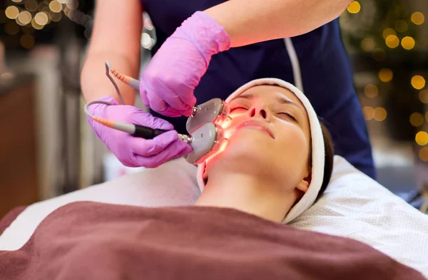 Ung kvinna med ansikte microdermabrasion på spa — Stockfoto