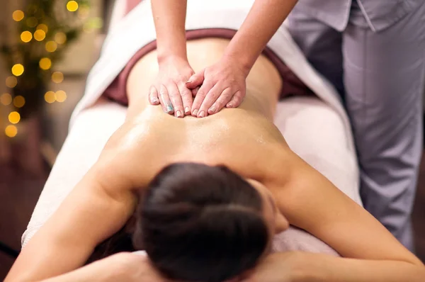 Mujer teniendo masaje de espalda con gel en el spa —  Fotos de Stock