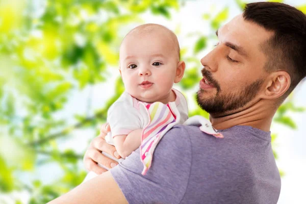 Babası küçük bebek kızı ile — Stok fotoğraf