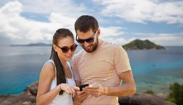 Šťastný pár se smartphone na ostrově Seychely — Stock fotografie