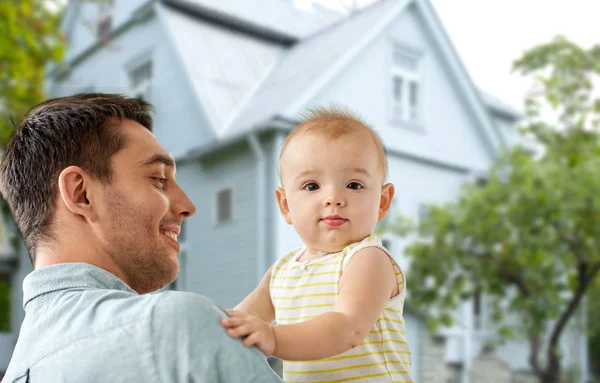 Padre con pequeña hija sobre casa — Foto de Stock