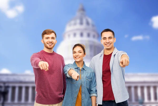 Vrienden wijzen op je over Capitool — Stockfoto