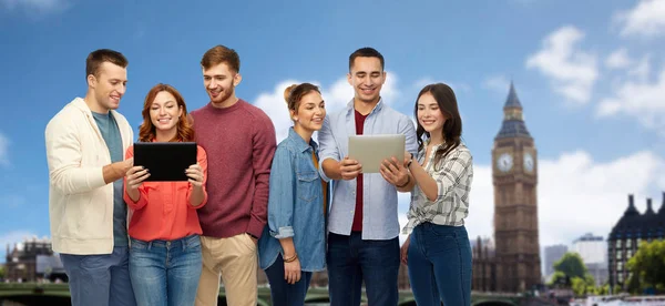 Grupp av vänner med tablet-datorer över london — Stockfoto