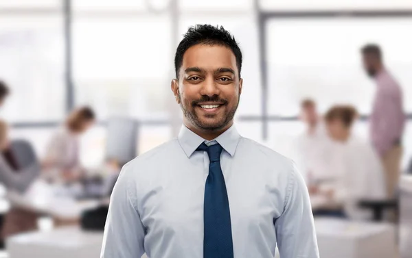 Indischer Geschäftsmann im Hemd mit Krawatte über dem Büro — Stockfoto