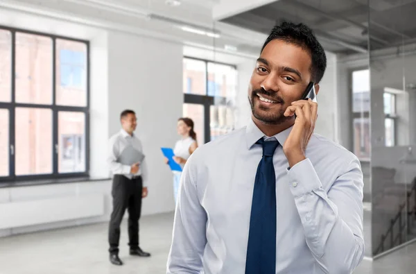 Empresario indio llamando en el teléfono inteligente en la oficina —  Fotos de Stock