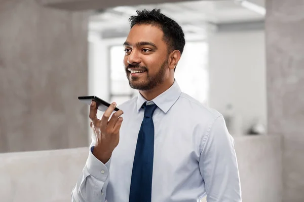 Homem de negócios usando comando de voz no smartphone — Fotografia de Stock