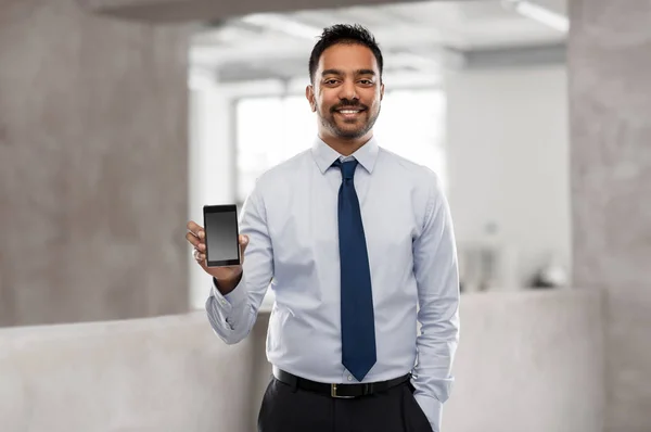 Indischer Geschäftsmann mit Smartphone im Büro — Stockfoto