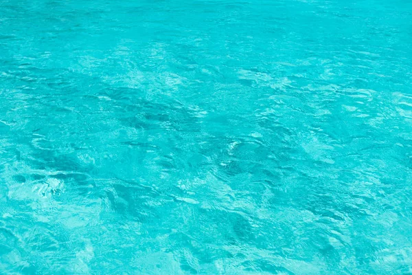 Agua azul en la piscina, el mar o el océano — Foto de Stock