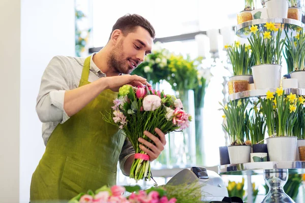 ชายขายดอกไม้ยิ้ม ทําพวงที่ร้านดอกไม้ — ภาพถ่ายสต็อก