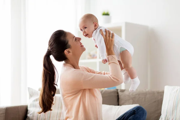 Familj Moderskap Och Människor Koncept Lycklig Mamma Leker Med Lilla — Stockfoto