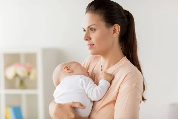 Mãe segurando bebê adormecido — Fotografia de Stock