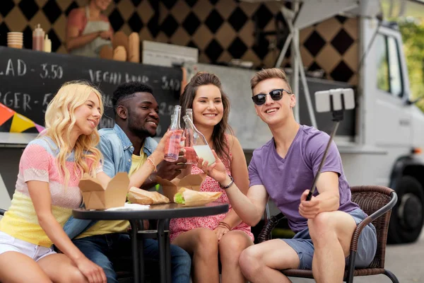 Happy jonge vrienden op food truck selfie te nemen — Stockfoto