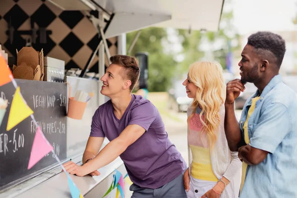 Zadowolonych klientów kolejki lub przyjaciółmi w food truck — Zdjęcie stockowe