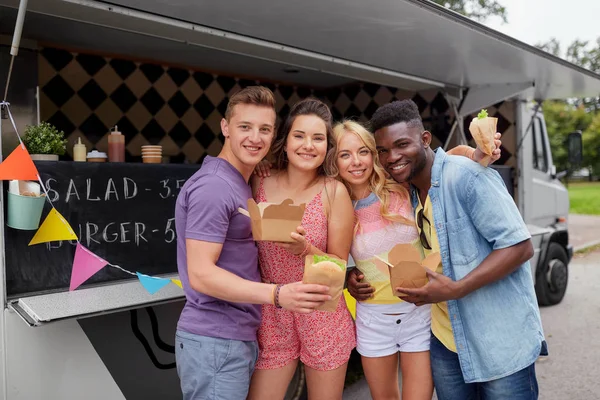 Amici felici con wok e hamburger a camion cibo — Foto Stock