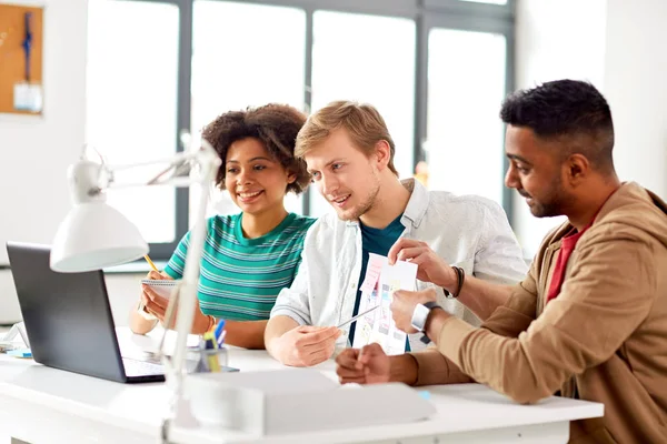 Kreativa teamet med videokonferens på kontor — Stockfoto