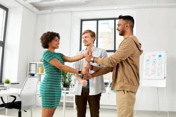 Lyckliga kreativa team att göra high five på kontor — Stockfoto