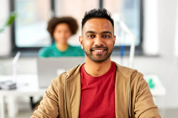 Hombre indio sonriente en la oficina —  Fotos de Stock