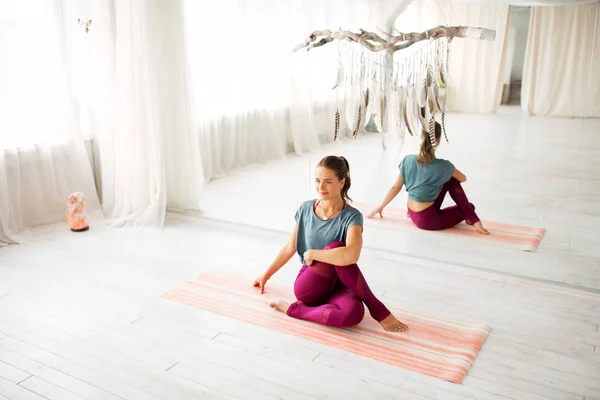 Mulher fazendo exercício de ioga no estúdio — Fotografia de Stock