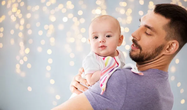 Vader met kleine baby dochter over verlichting — Stockfoto