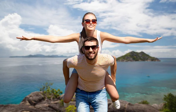 Glückliches Paar hat Spaß auf der Insel Seychellen — Stockfoto