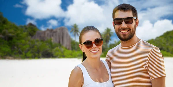 Happy couple in sunglasses on seychelles island — Stock Photo, Image