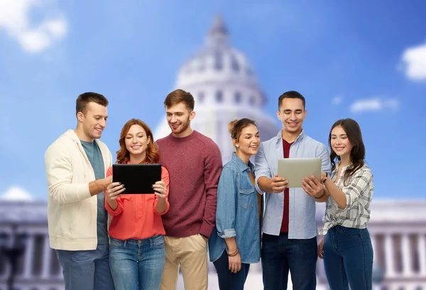 Friends with tablet pc over capitol building — Stock Photo, Image