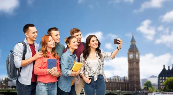 Students taking selfie by smartphone over london — Stock Photo, Image