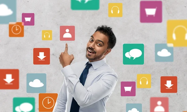 Empresário indiano apontando dedo para ícones de aplicativos — Fotografia de Stock