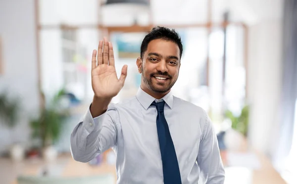 Empresário fazendo alto cinco gesto no escritório — Fotografia de Stock